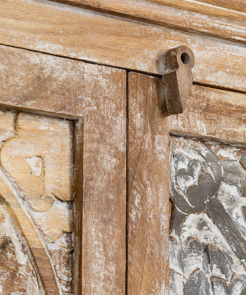 Close-up of the sturdy hinges and handles