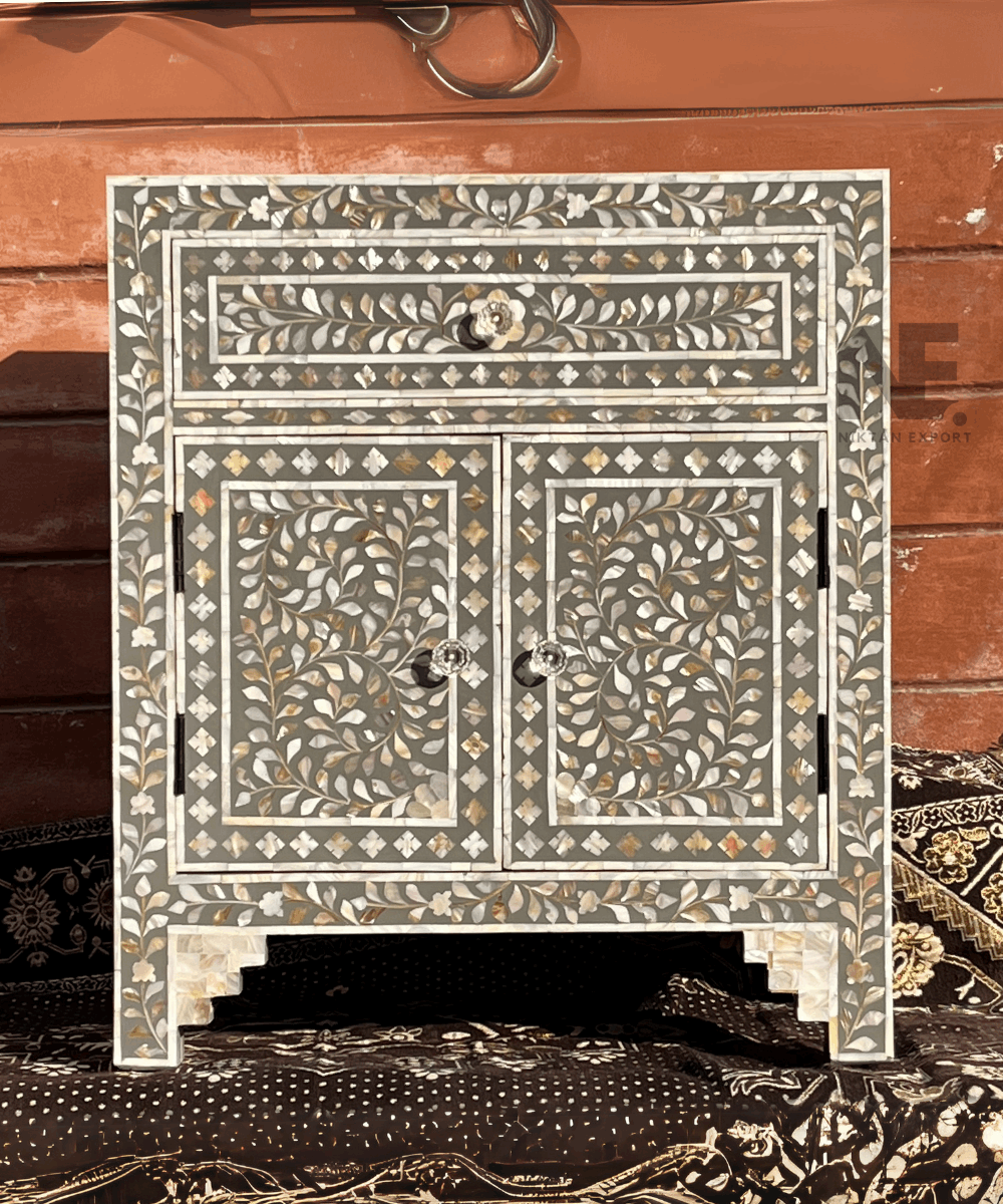 Side Profile with Scalloped Edge Detail