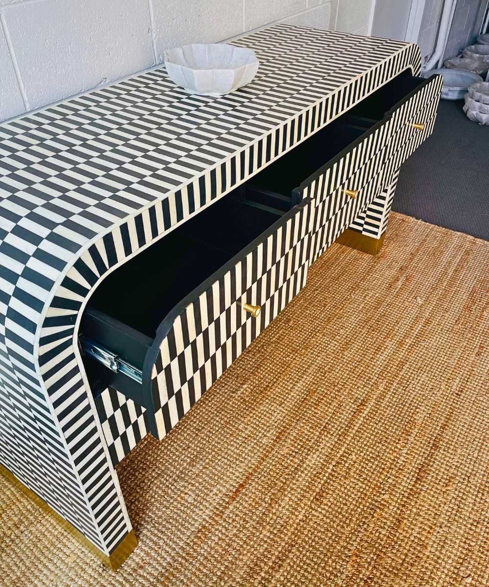 Side Profile Showing Curved Edges